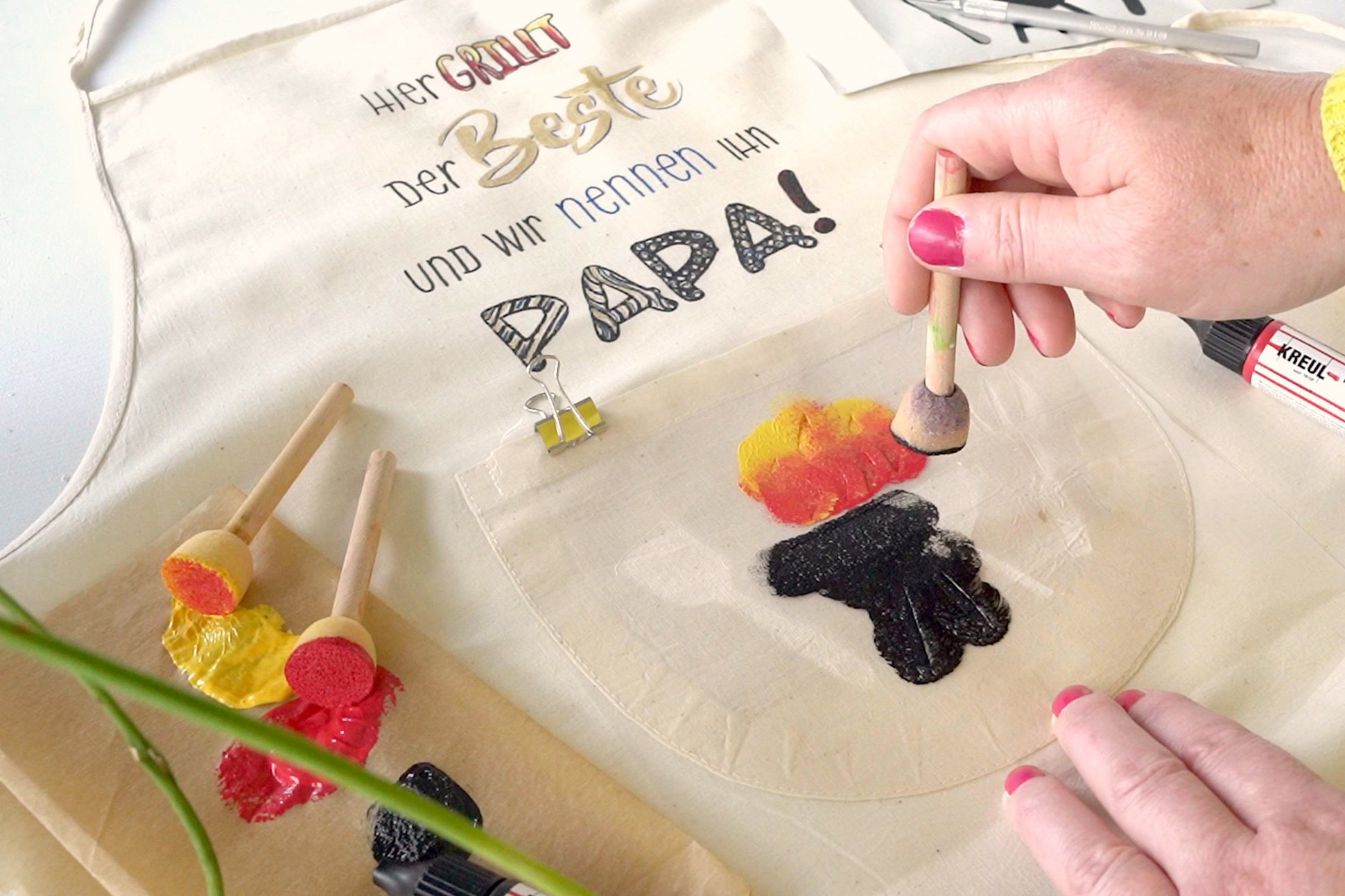 KREUL Pluster Liner Pen Stoff textilien Grillschürze schablonieren betupfen malen gestalten Vatertag Mit KREUL Pluster & Liner Pen Farbe auf Stoff tupfen