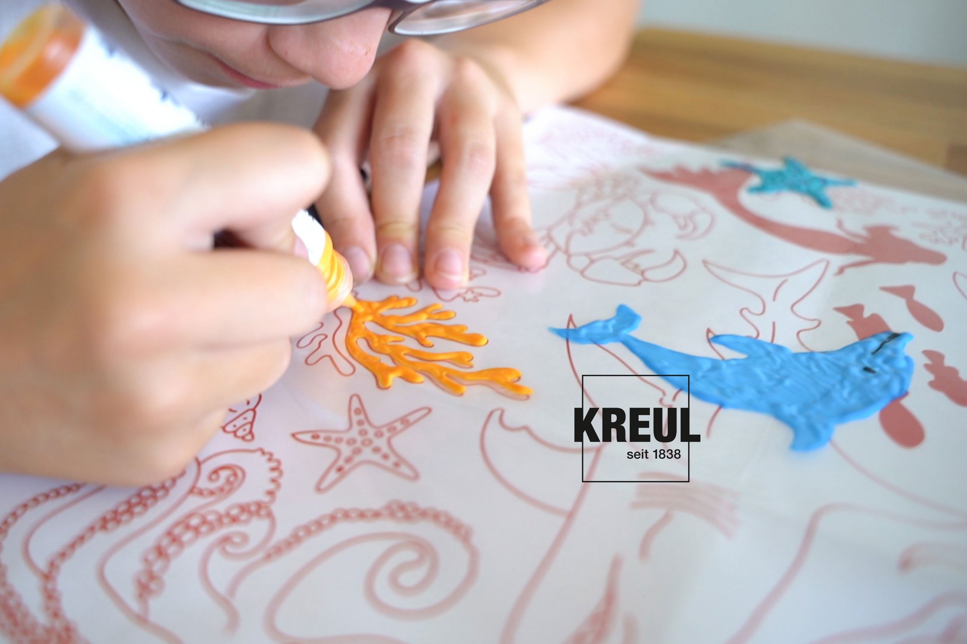 Window Color Fisch Delfin Korallen Unterwasserwelt Motive für Kinder ab 6 Jahren KREUL Set Malen Kinderhände malen mit KREUL Window Color Farbe Korallen und einen Delfin