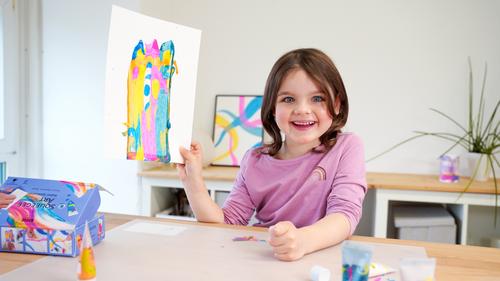 Mädchen mit abstraktem Wisch-Kunstwerk in der Hand