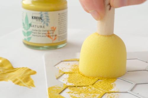 KREUL Nature Bienenwabe wird mit dem Stempel aufgetragen