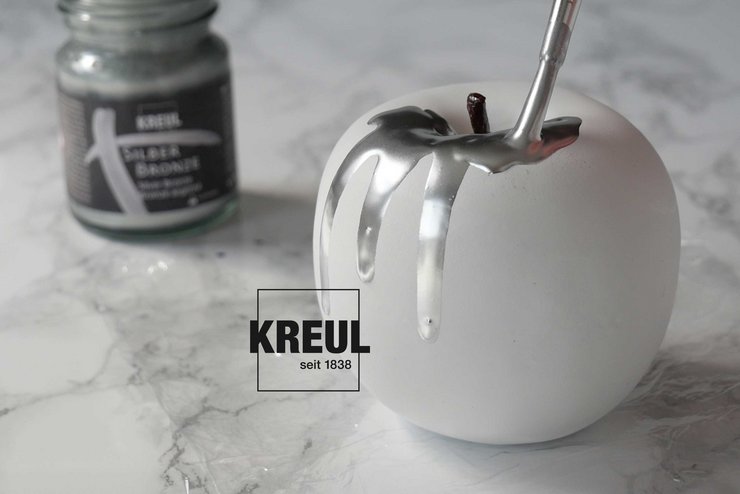 KREUL Flüssigbronze in Silber verläuft auf einem Dekorations-Apfel