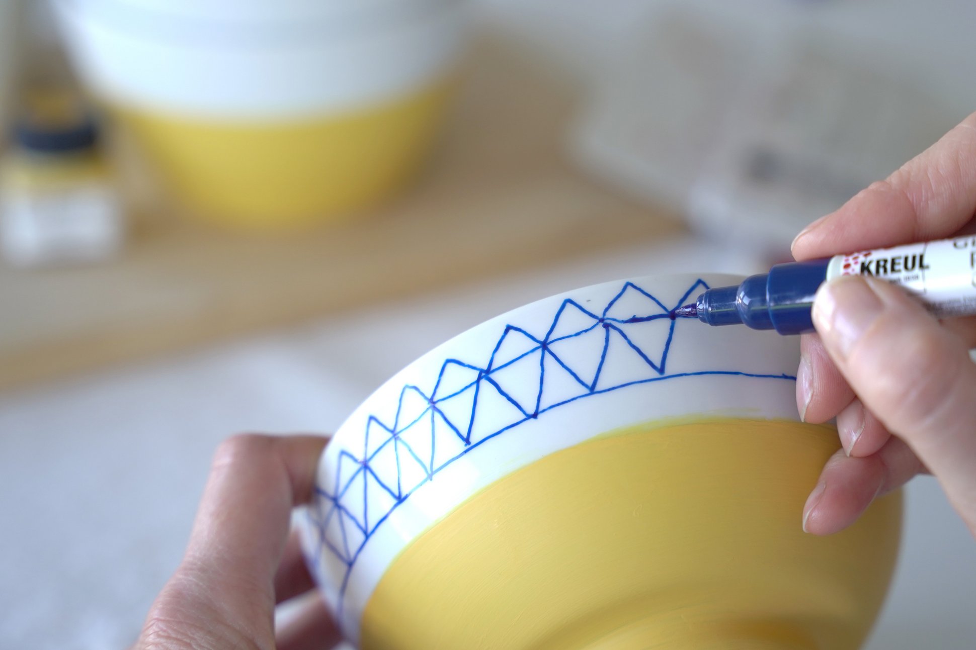 Grafisches Linienmuster auf Porzellan Schale gestalten mit KREUL Porcelain Pen