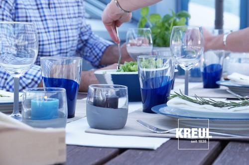 gedeckter Tisch mit Geschirr dass mit KREUL Glass Porcelain Farbe bemalt wurde