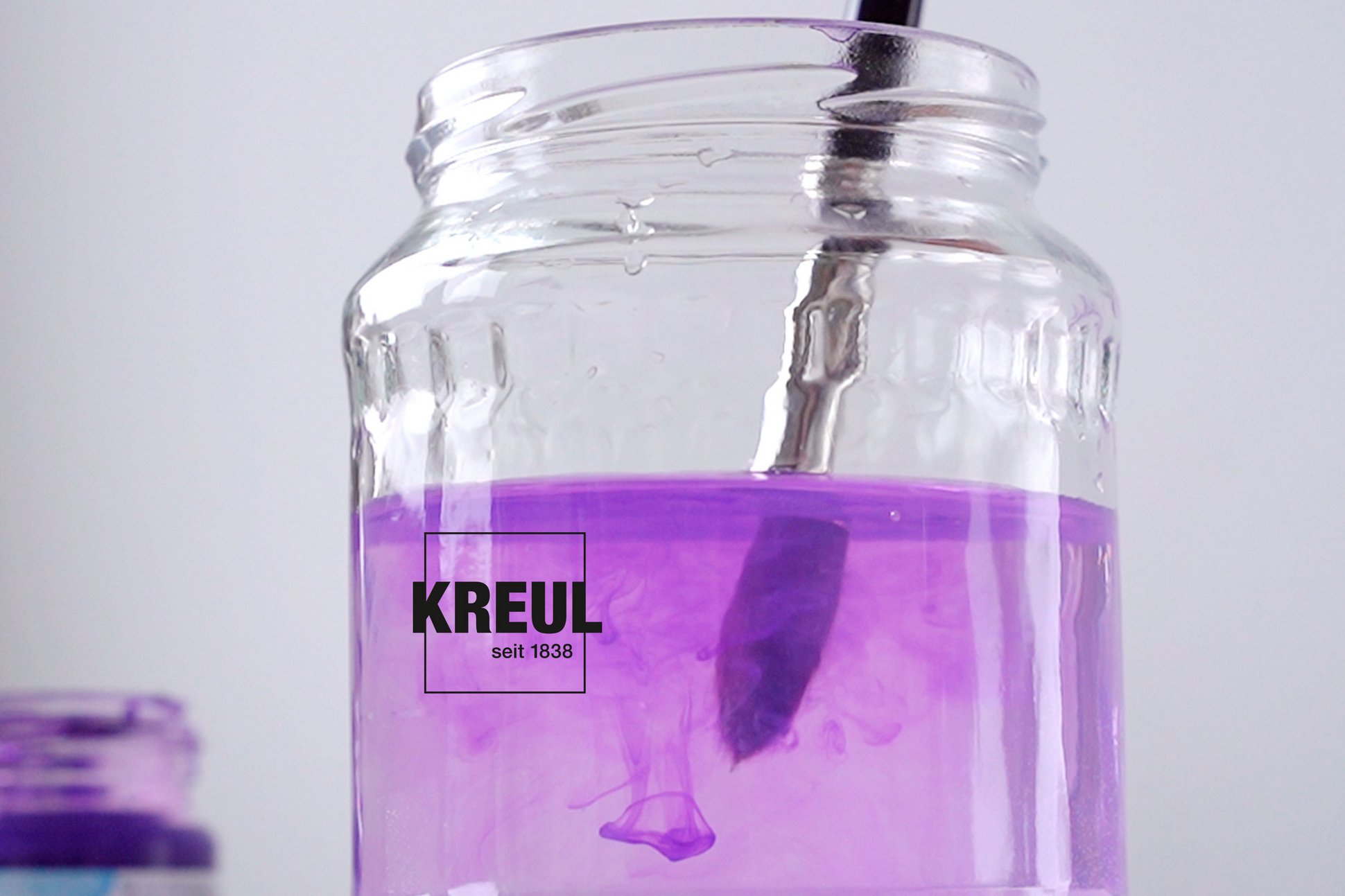 Wasserglas mit violetter Tinte von SOLO GOYA Aqua Paint Marker
