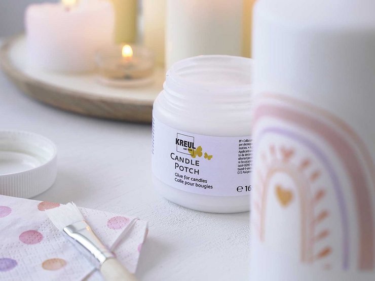 Fragen Antworten FAQ Tipps Tricks Anwendung Serviettentechnik auf Kerzen Kleber KREUL Candle Potch Selbst gestaltete Kerze mit Serviette und einer Dose KREUL Candle Potch Kleber