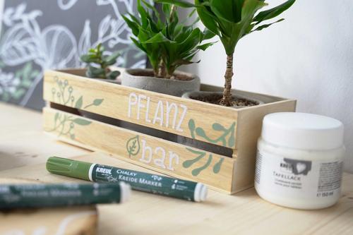 Mit Tafellack und Kreidemarker gestaltete Holz-Pflanzbox 
