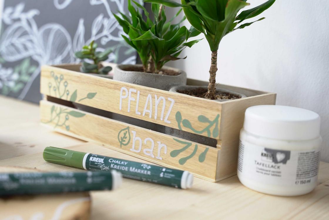 Mit Tafellack und Kreidemarker gestaltete Holz-Pflanzbox 