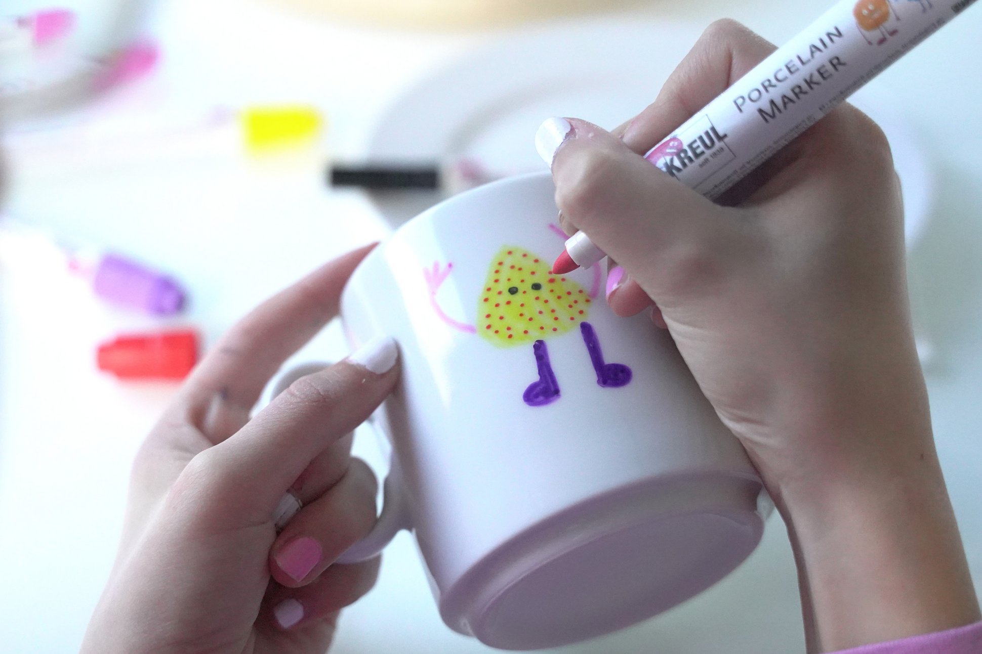 Kinder Tasse anmalen mit KREUL Porcelain Marker