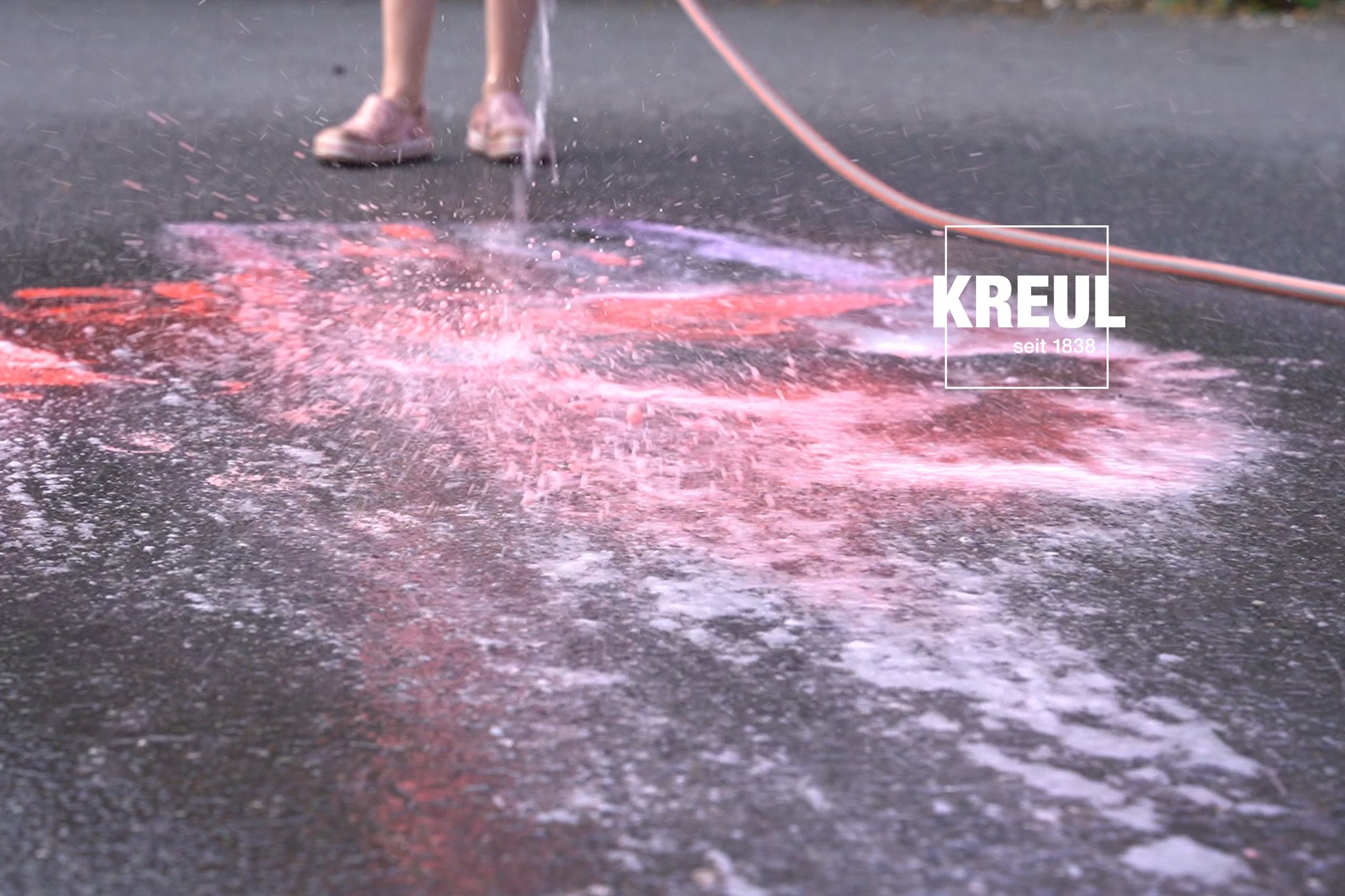 KREUL Streety Strassenmalfarbe mit Gartenschlauch entfernen