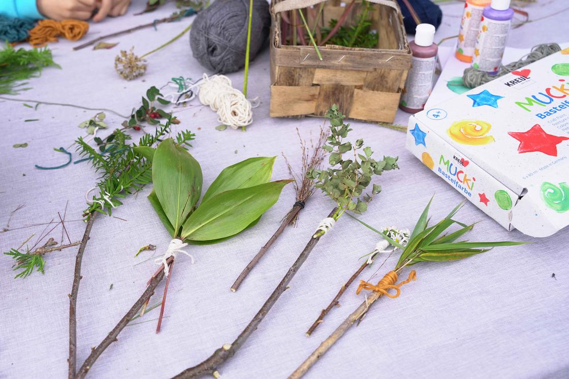 KREUL Bastel Tipp Herbst Kinder Blätter Farbe