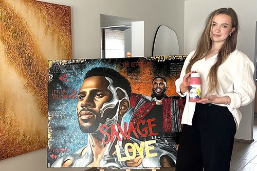 Künstlerin Hannah Söltzer neben ihrem Kunstwerk