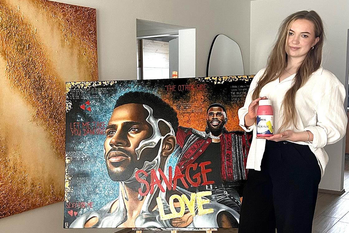 Künstlerin Hannah Söltzer neben ihrem Kunstwerk