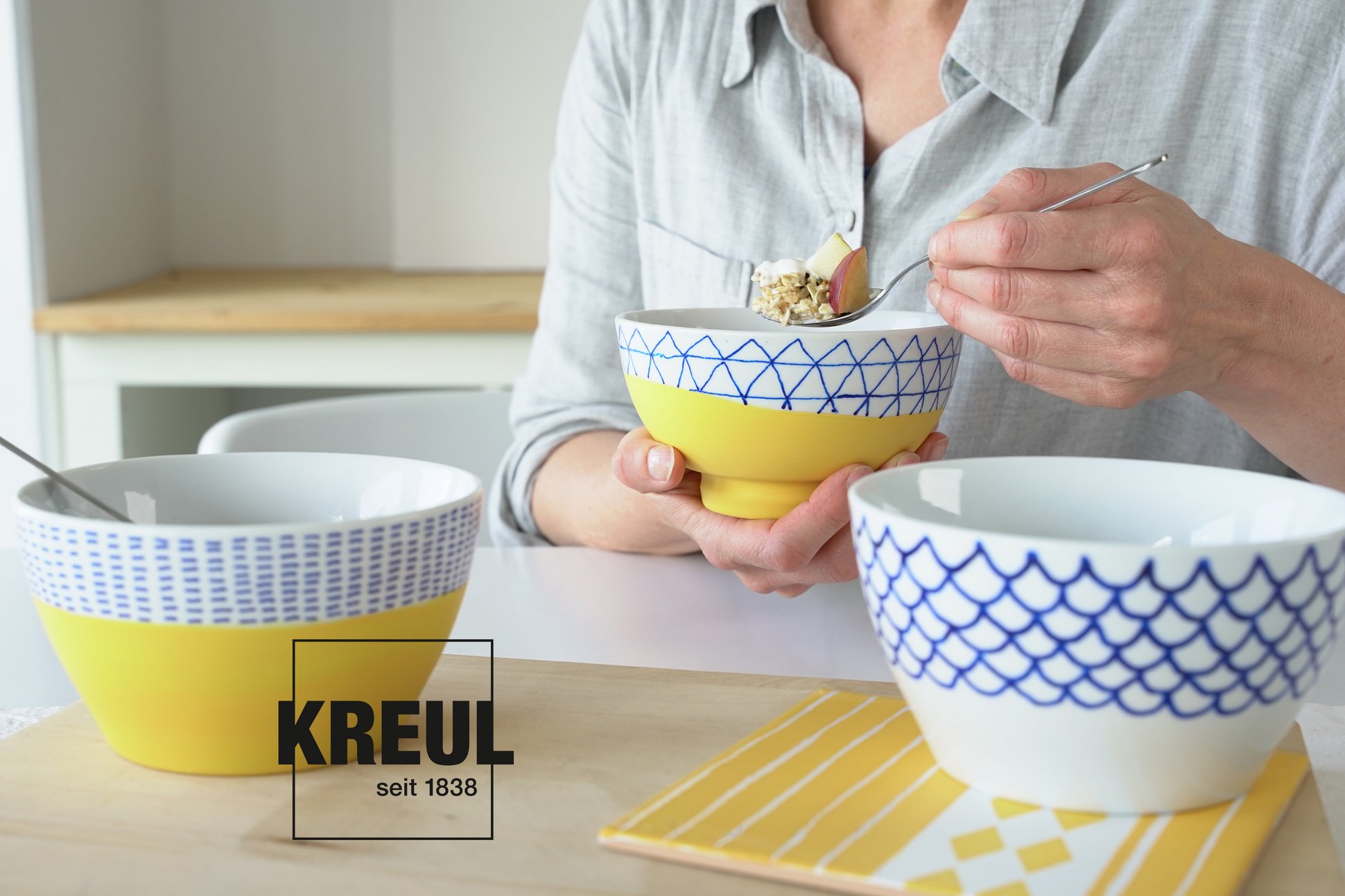 selbst gestaltete Müsli Schalen mit grafischem Design und KREUL Glass Porcelain Pen