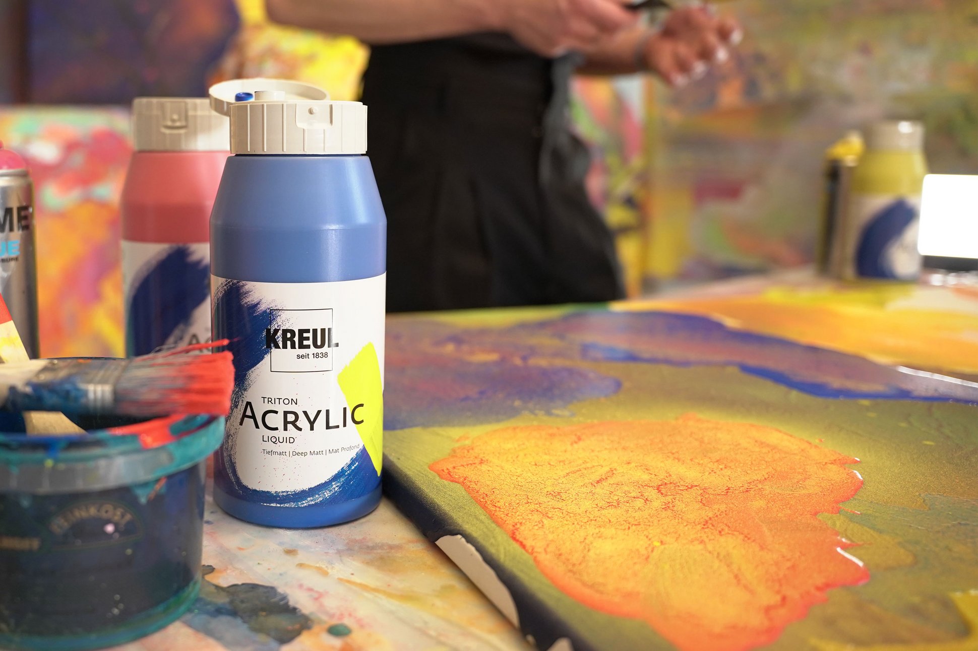 Blaue Farbflasche KREUL Triton Acrylic Liquid neben Kunstwerk von Markus Prummer