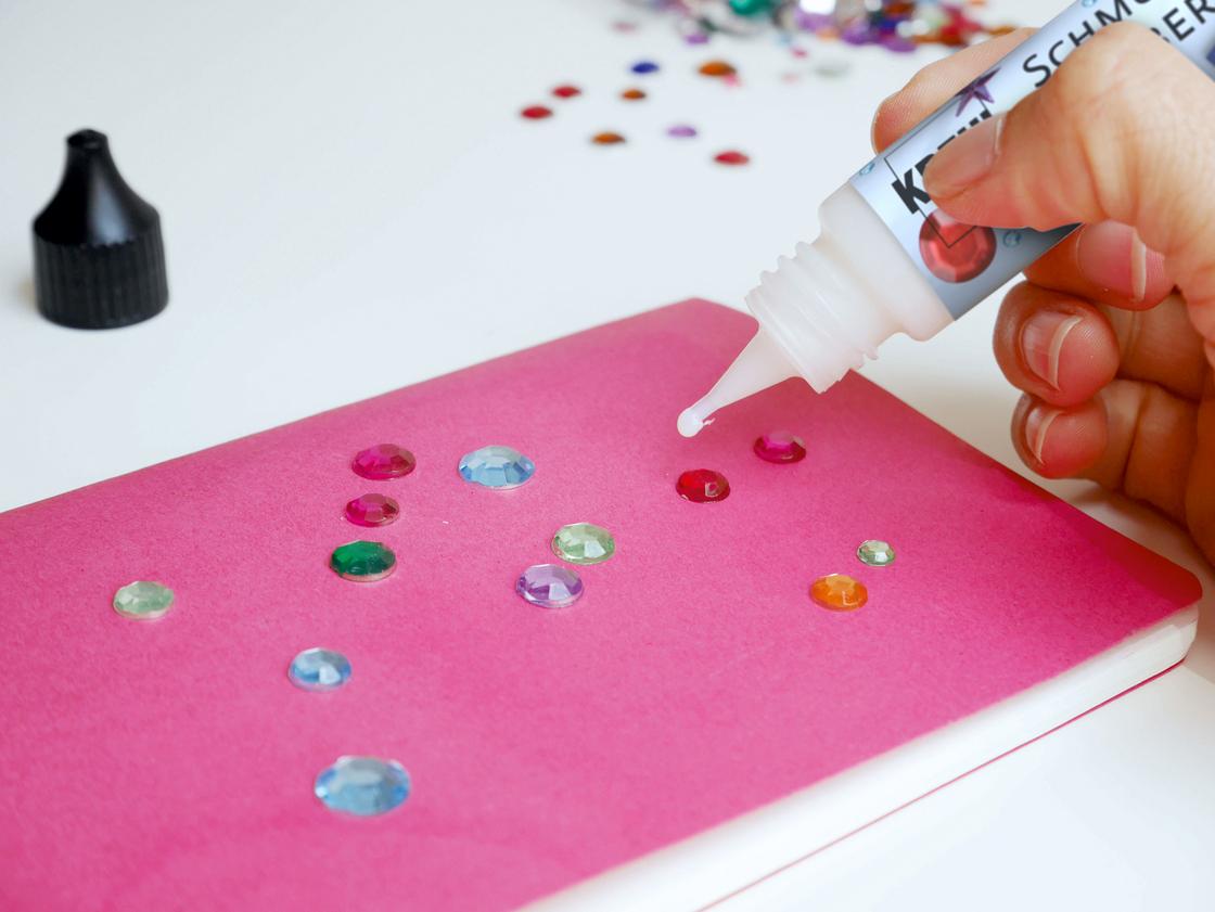 [Translate to English:] KREUL Schmucksteinkleber Fragen Anwendung richtig kleben FAQ Steine verzieren Stoff Textilien aufkleben