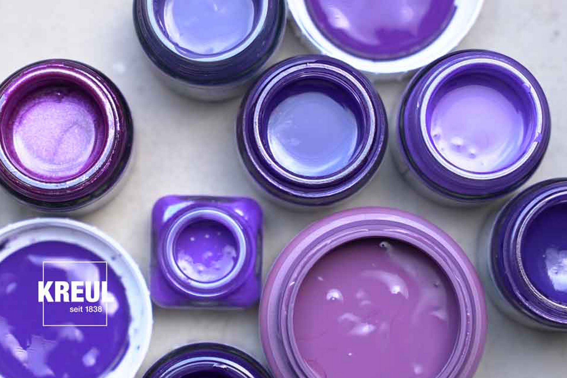 Violettfarbtöne in Gläsern Tiegeln von KREUL Farben