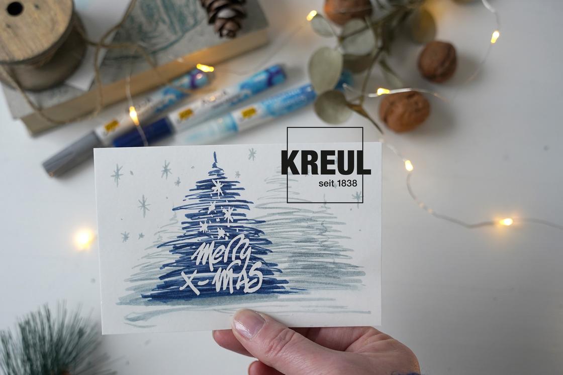 Selbst gemalte Weihnachtskarte mit Tannenbaum und Lettering Merry X Mas