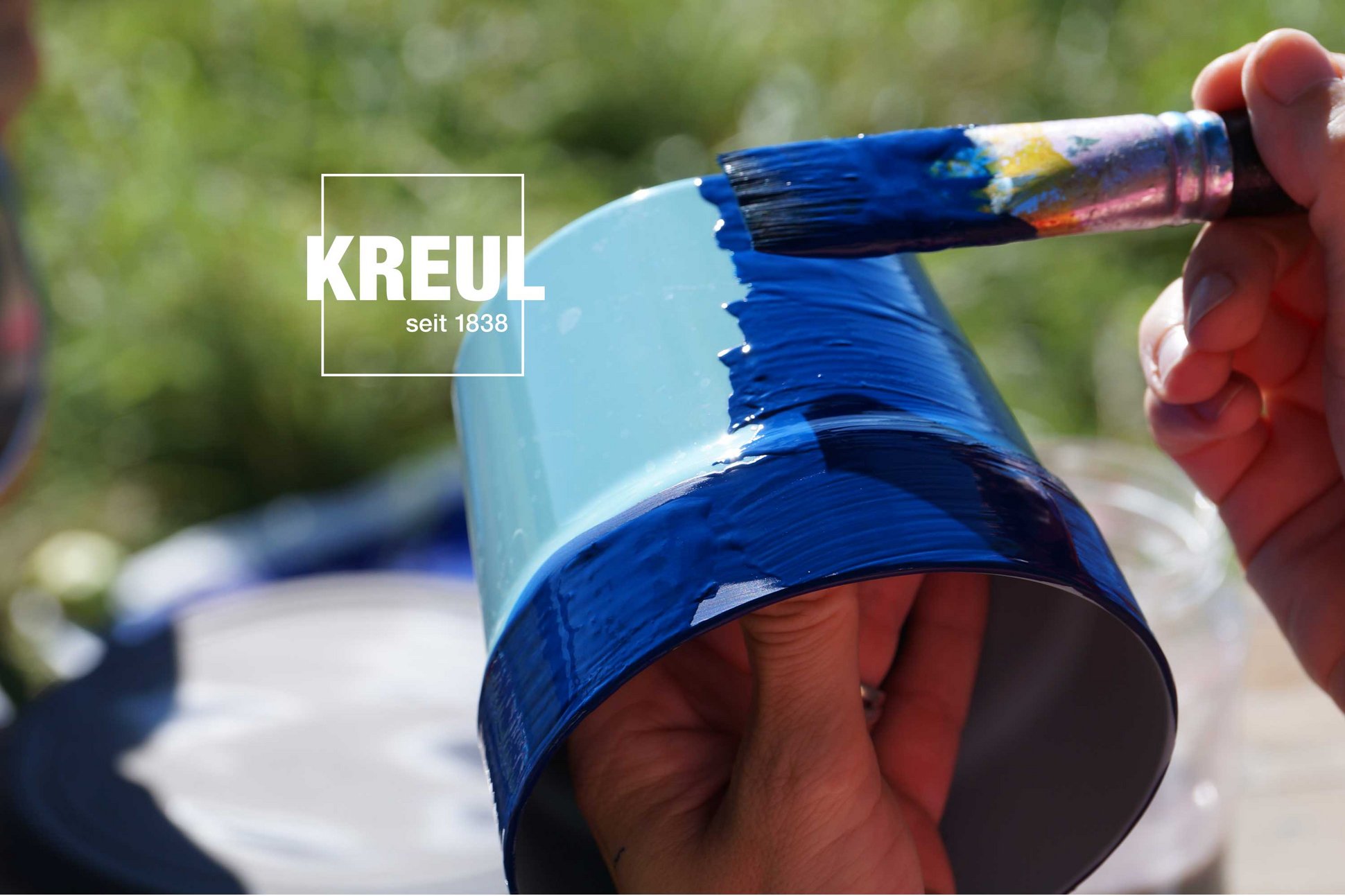 Terrakotta Blumentopf anmalen mit blauer Acrylfarbe