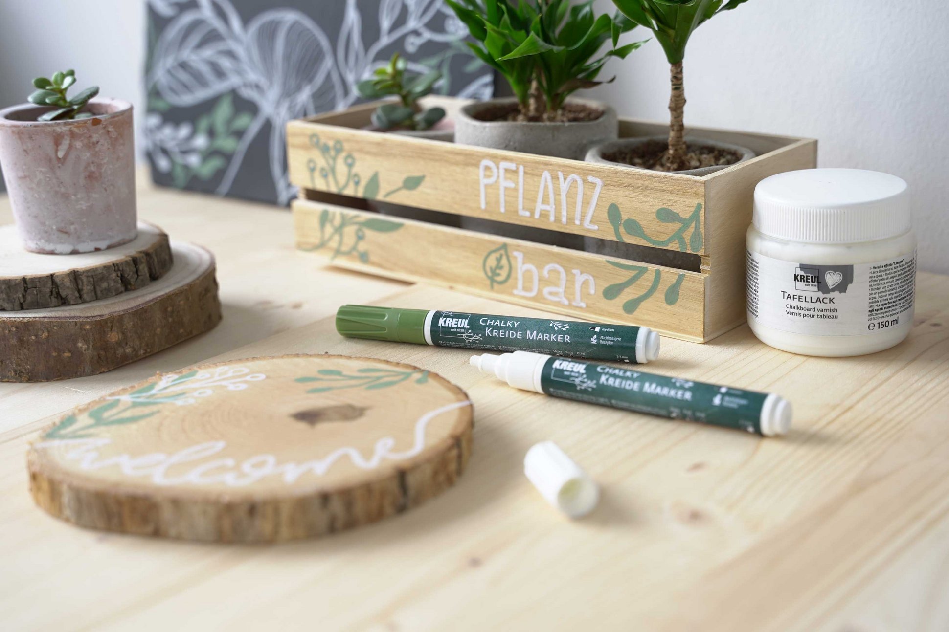 KREUL Chalky Kreidemarker Tafellack Baumscheiben Tafel Pflanzbox DIY Bastel Idee Zimmerpflanzen Deko Baumscheibe und Pflanzbox mit Kreidemarker Lettering und Verzierungen