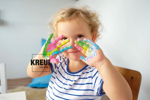 Kind, das mit MUCKI Fingerfarbe bemalte Hände vor das Gesicht hält