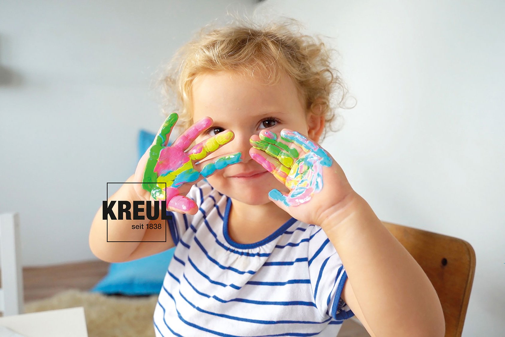 Kind mit Fingerfarbe Händen