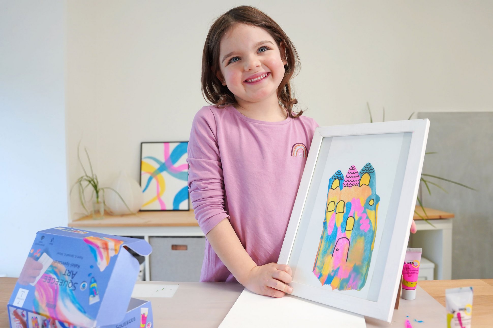 Mädchen mit Kunstwerk in Wischoptik