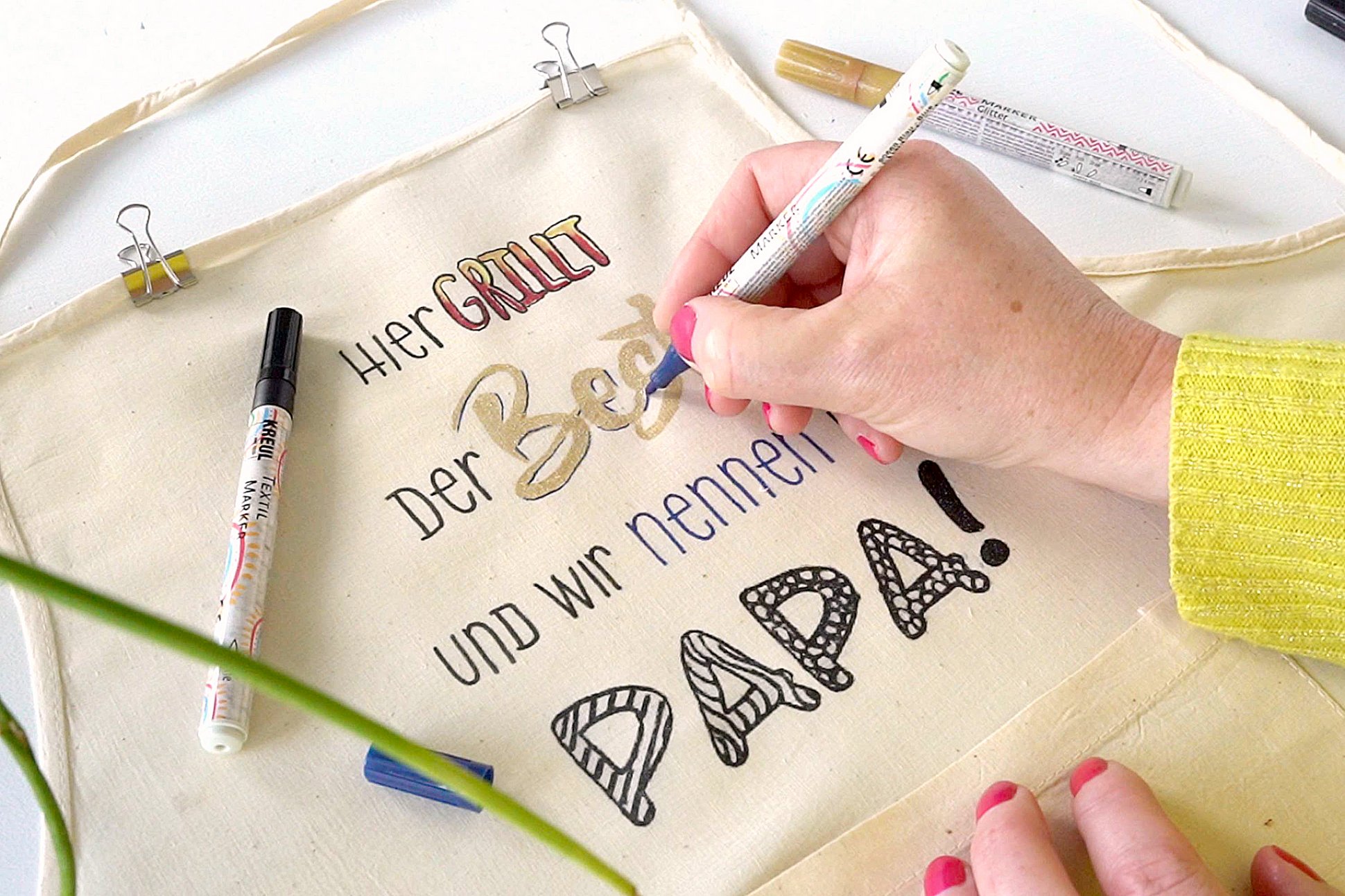 Grillschürze bemalen lustiger Spruch Anleitung Lettering Vatertag Papa KREUL Textil Marker Auf Stoff lettern mit KREUL Textil Markern