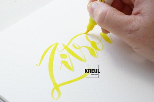 Zitron Schriftzug wird mit Aquarellstift geschrieben