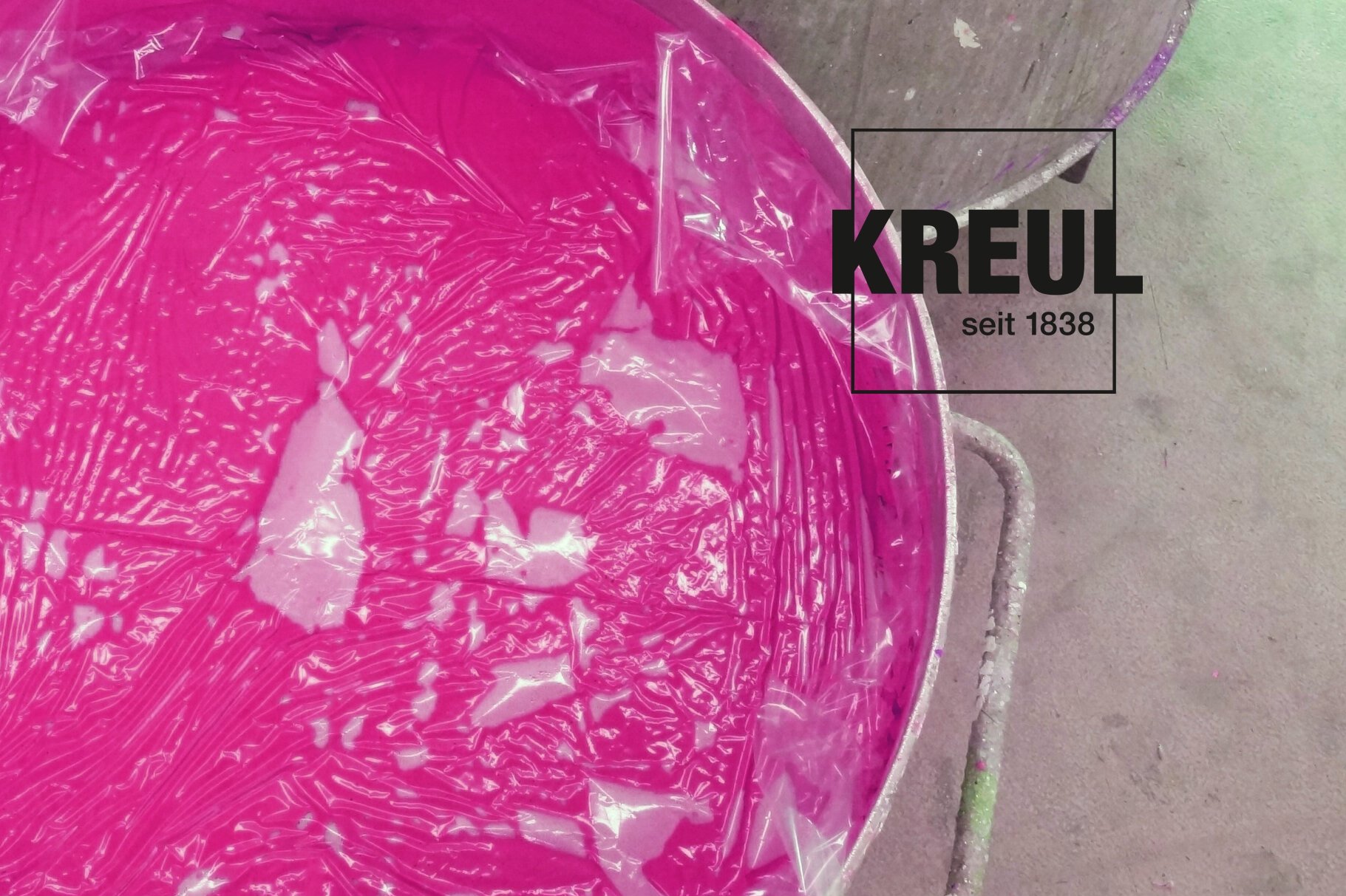 Farbtopf mit Acrylfarbe in Magenta von KREUL