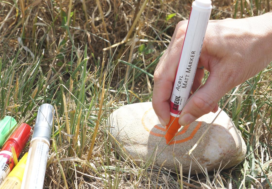 Der KREUL Acryl Mattmarker ist perfekt dafür – da schwören wir Stein und Bein darauf