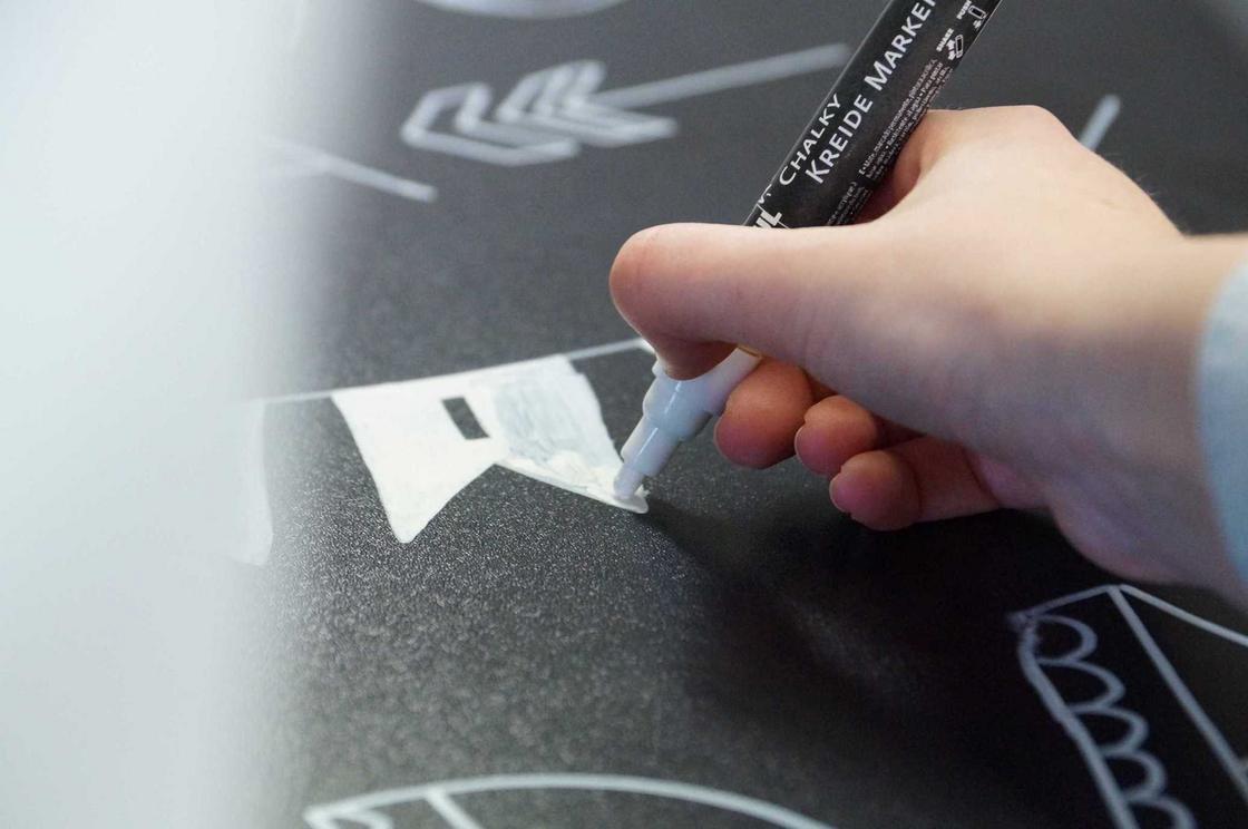 Writing, painting, wiping away with the KREUL Chalky marker
