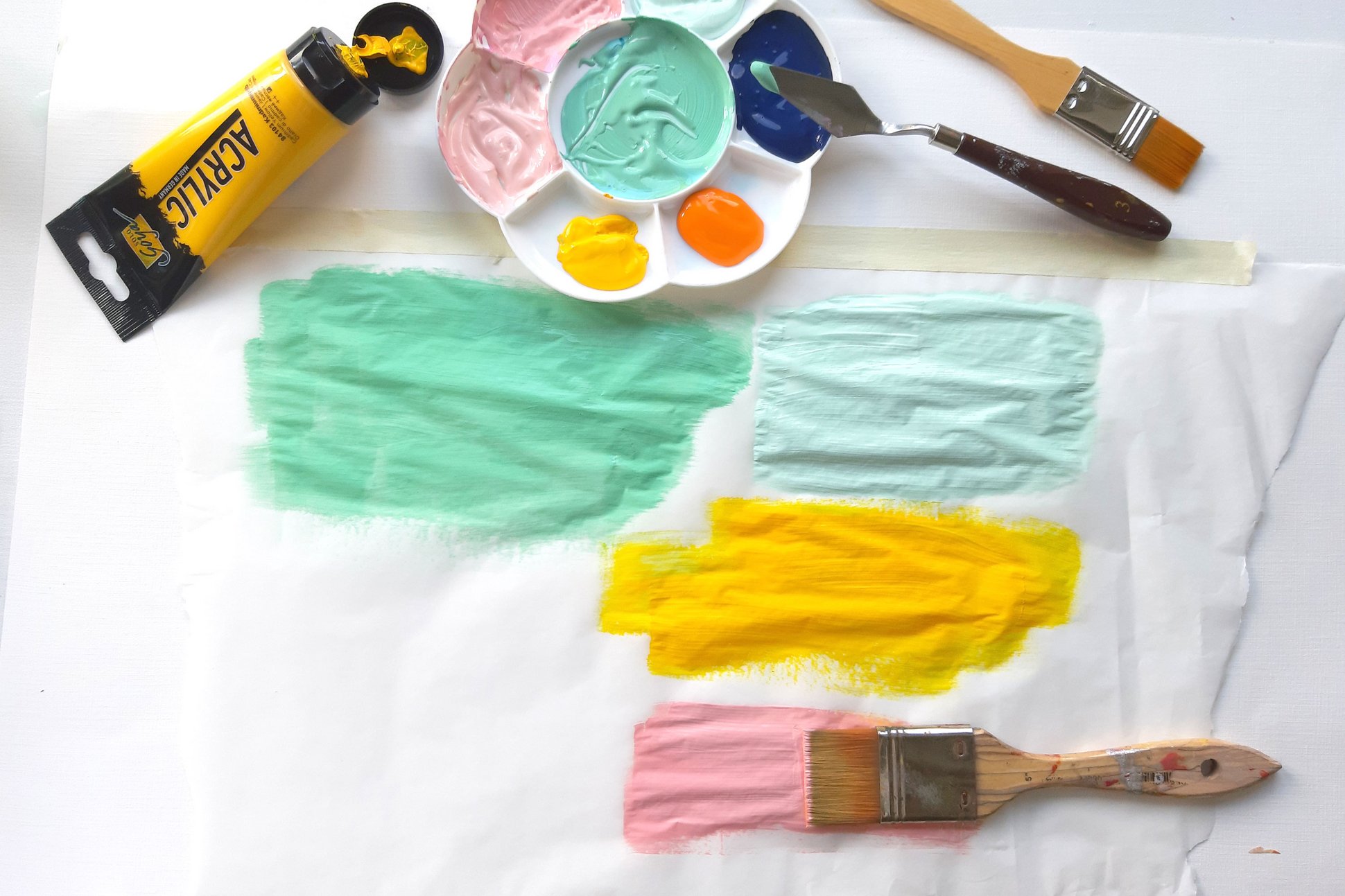 Farbaufstriche mit SOLO GOYA Acrylfarbe in Rosa und Gelb