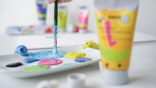 KREUL Kids Art Kinder Künstlerfarbe Tube mit Palette und Pinsel beim Mischen