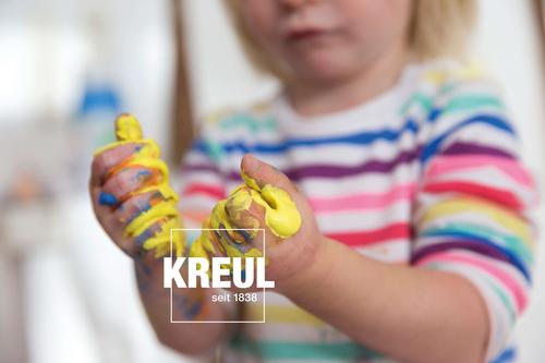 MUCKI Fingerfarbe von KREUL in Gelb an Kinderhänden