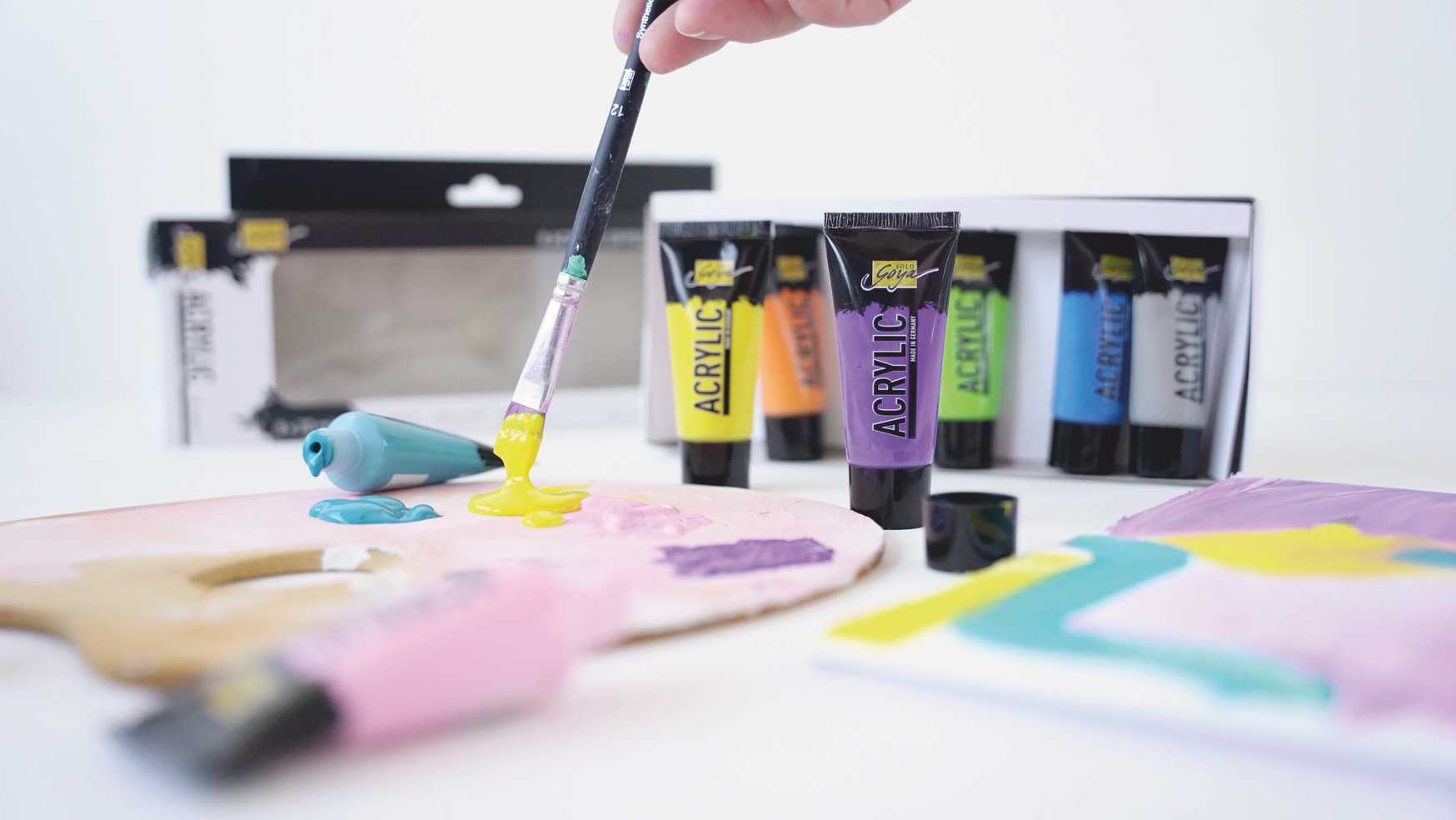 Acrylfarbe des SOLO GOYA Acrylic Set verstreichen mit Pinsel