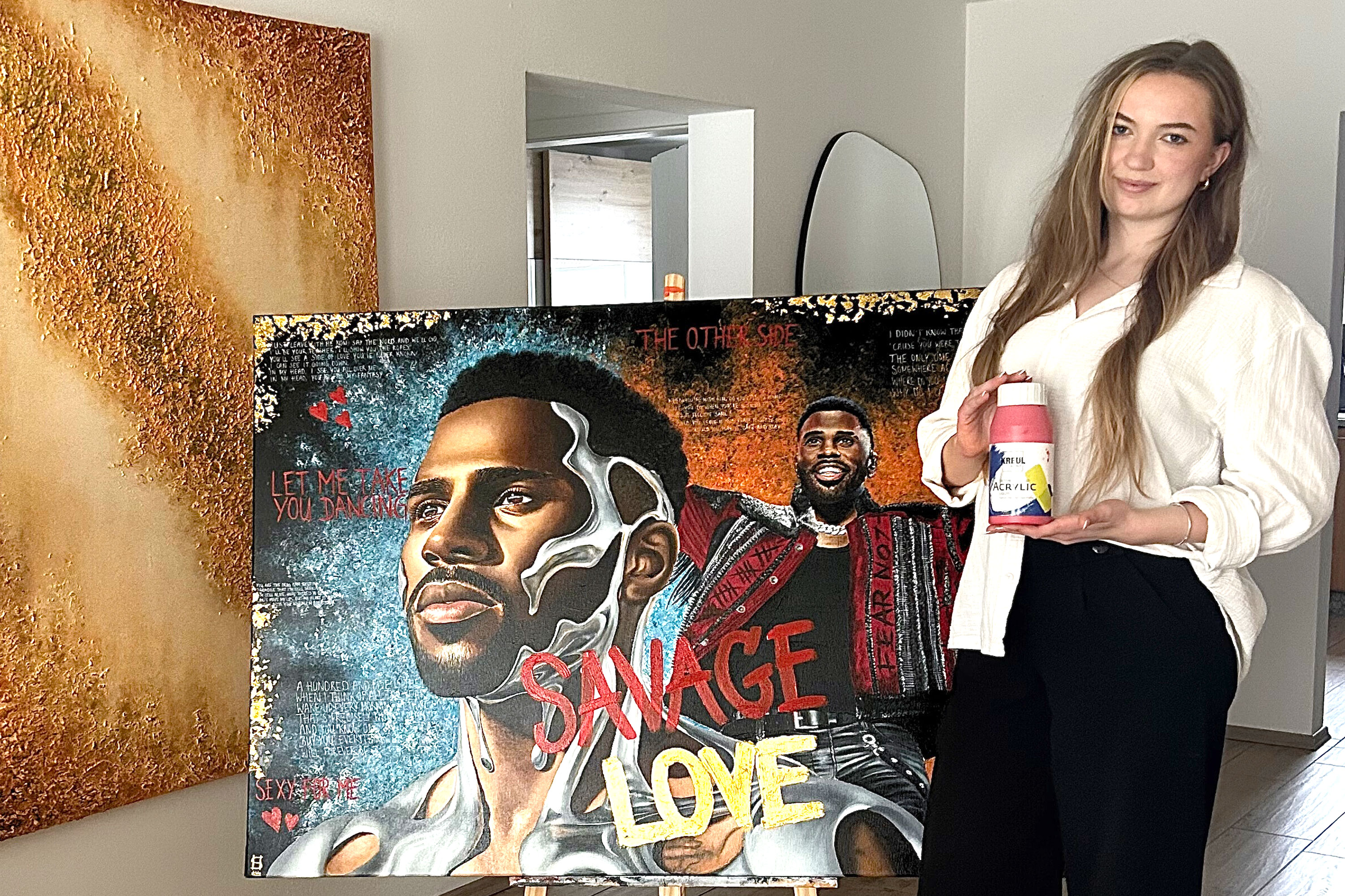 Künstlerin Hannah Söltzer neben ihrem Kunstwerk