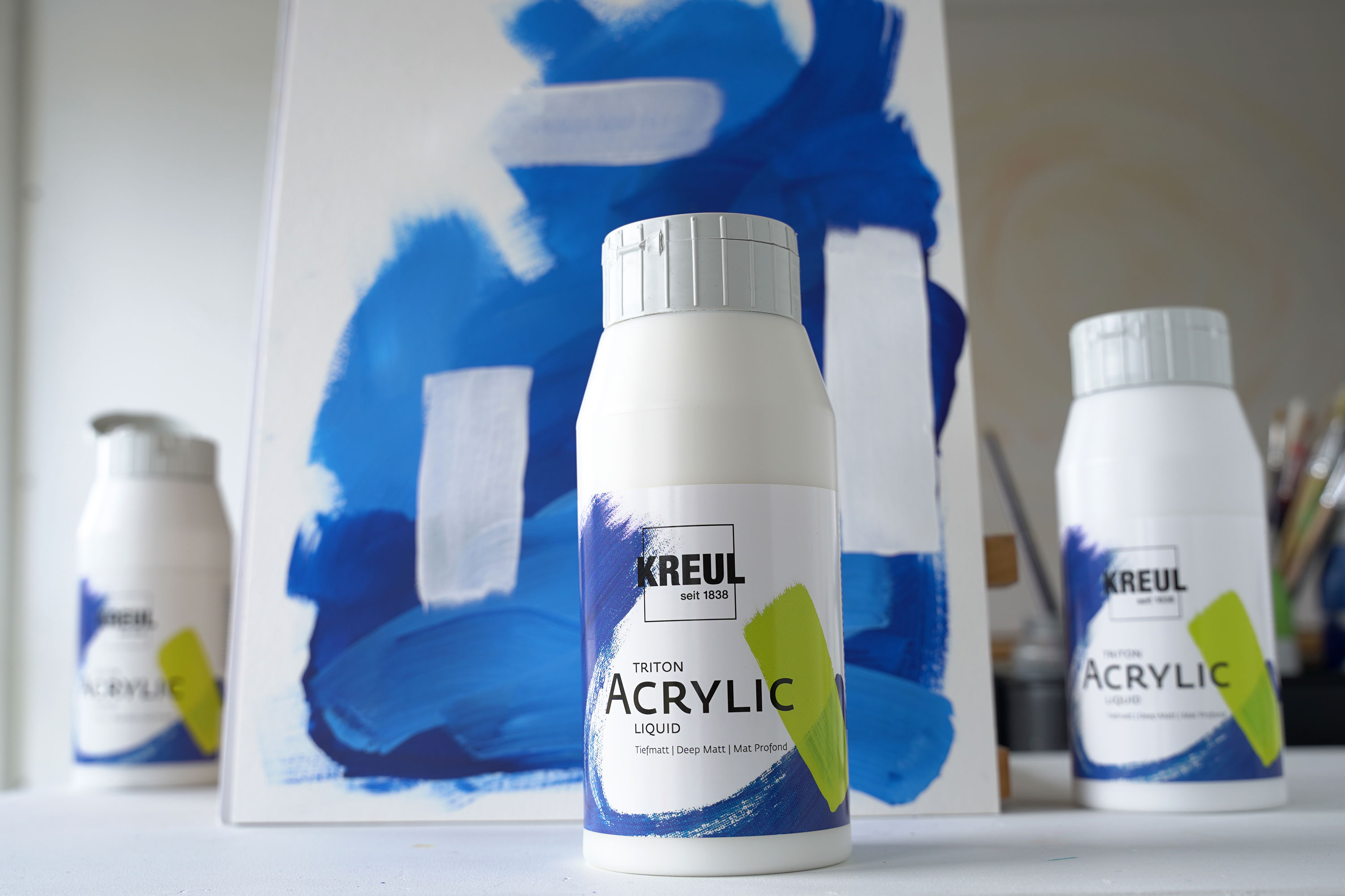 Drei Farbflaschen KREUL Triton Acrylic Liquid mit Weißtönen